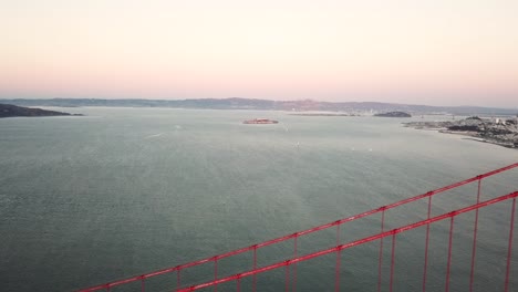 Vista-Aérea-Del-Puente-Golden-Gate-Con-San-Francisco-En-El-Marco