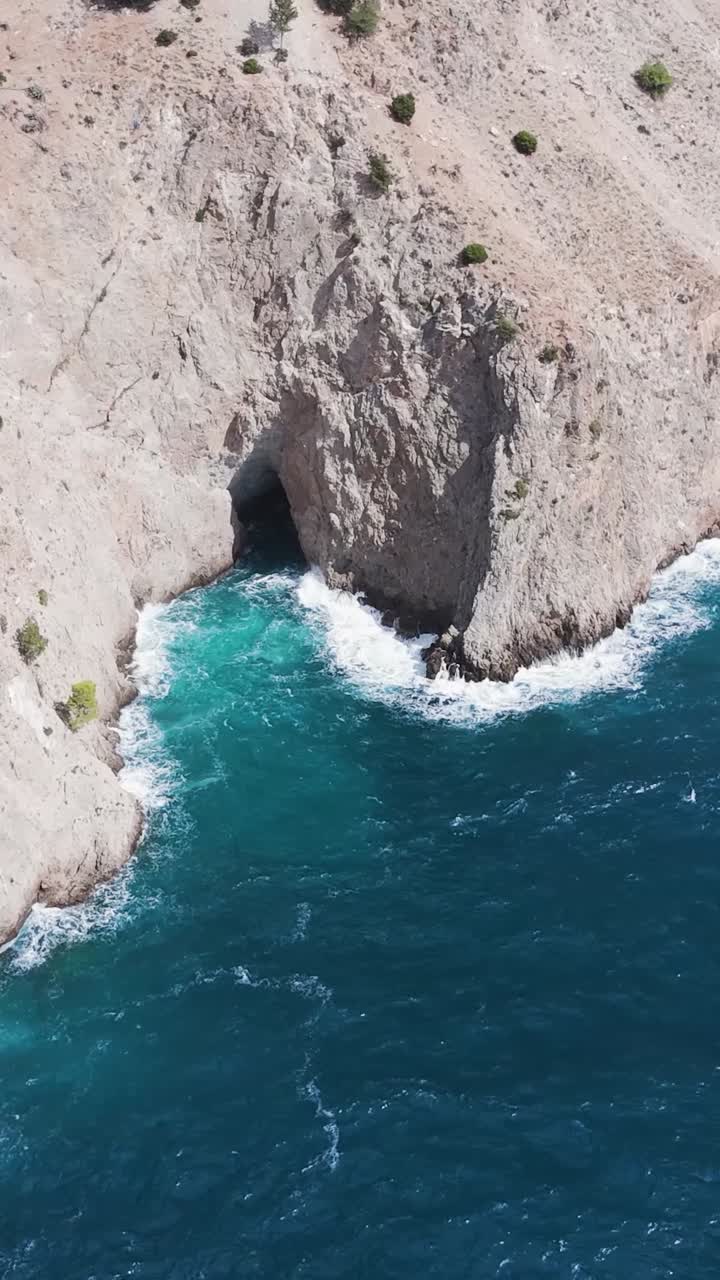 cueva costera y agua turquesa