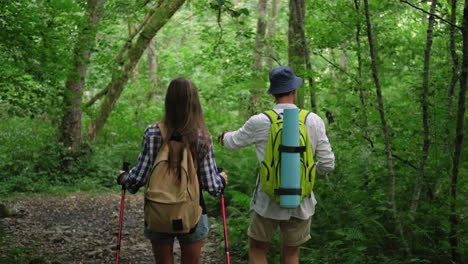 pareja de senderismo en el bosque