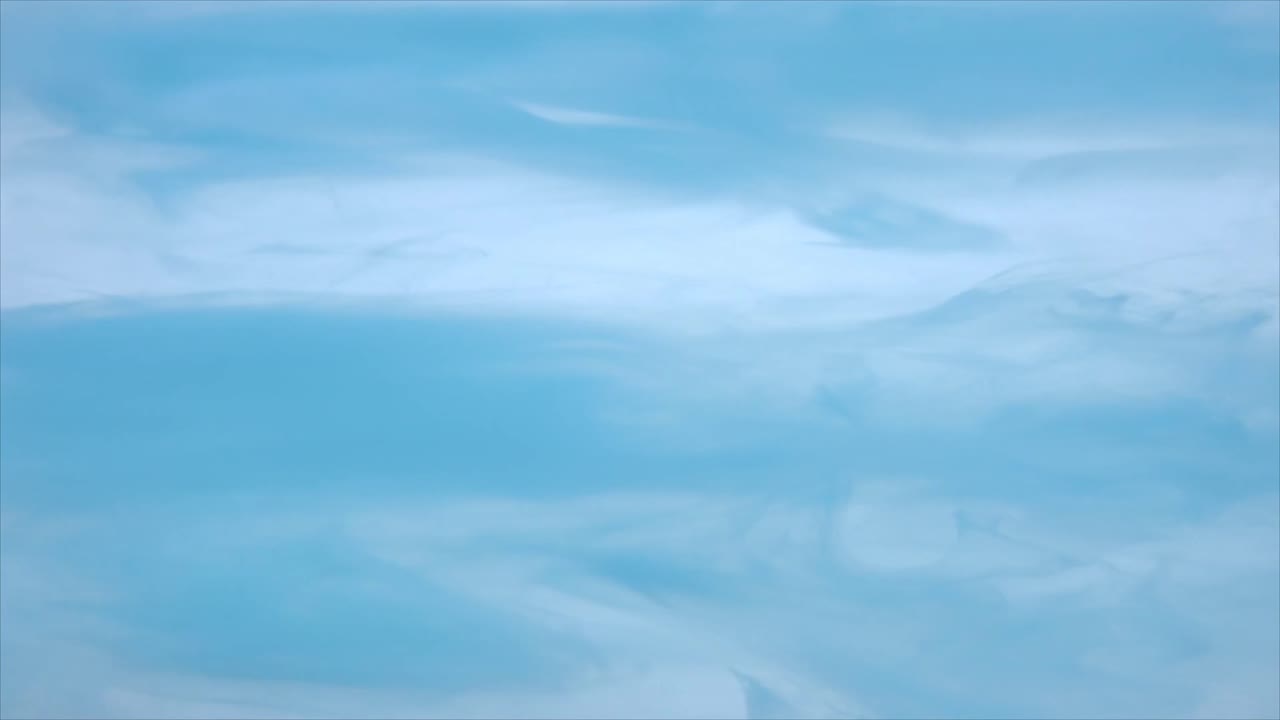 Sfondo astratto azzurro chiaro con fluido vorticoso