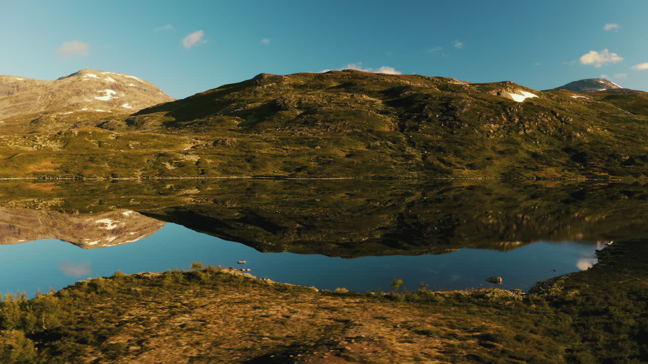 Klar spejling af smukt landskab i søen i Norge - vidvinkel.