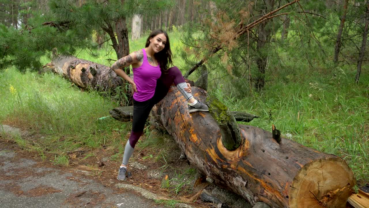 Donna che fa stretching in una foresta