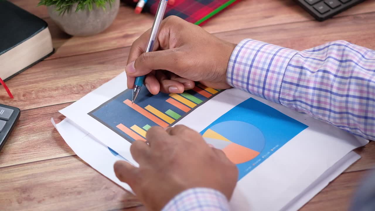 análisis comercial de datos por un hombre