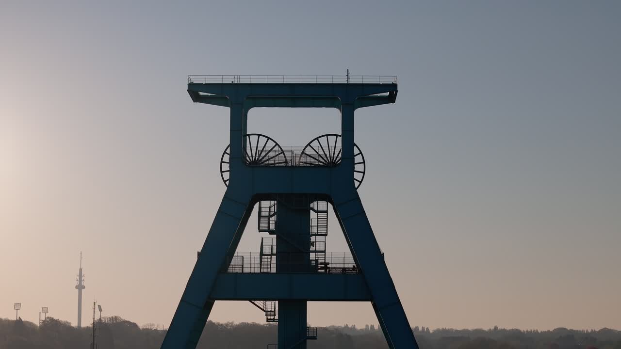 Dronebillede i nærbillede af Bochum Mining Museums skakttårn, Tyskland. Landemærke og populær turistattraktion
