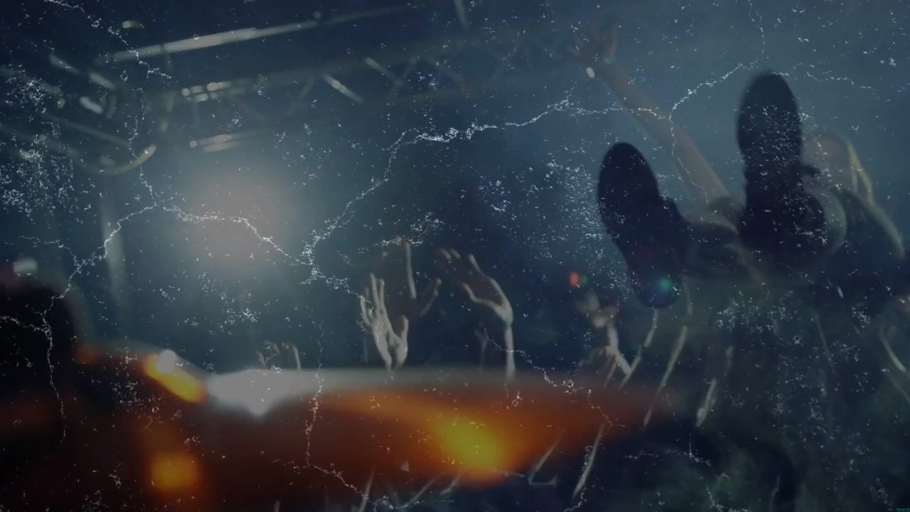 Folla che solleva un crowdsurfer attraverso il palco musicale, mani sotto gli stivali, sagoma scura che si muove, grana rovinata.