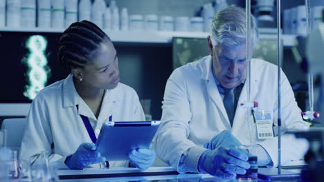 técnico de microbiología que trabaja en un laboratorio