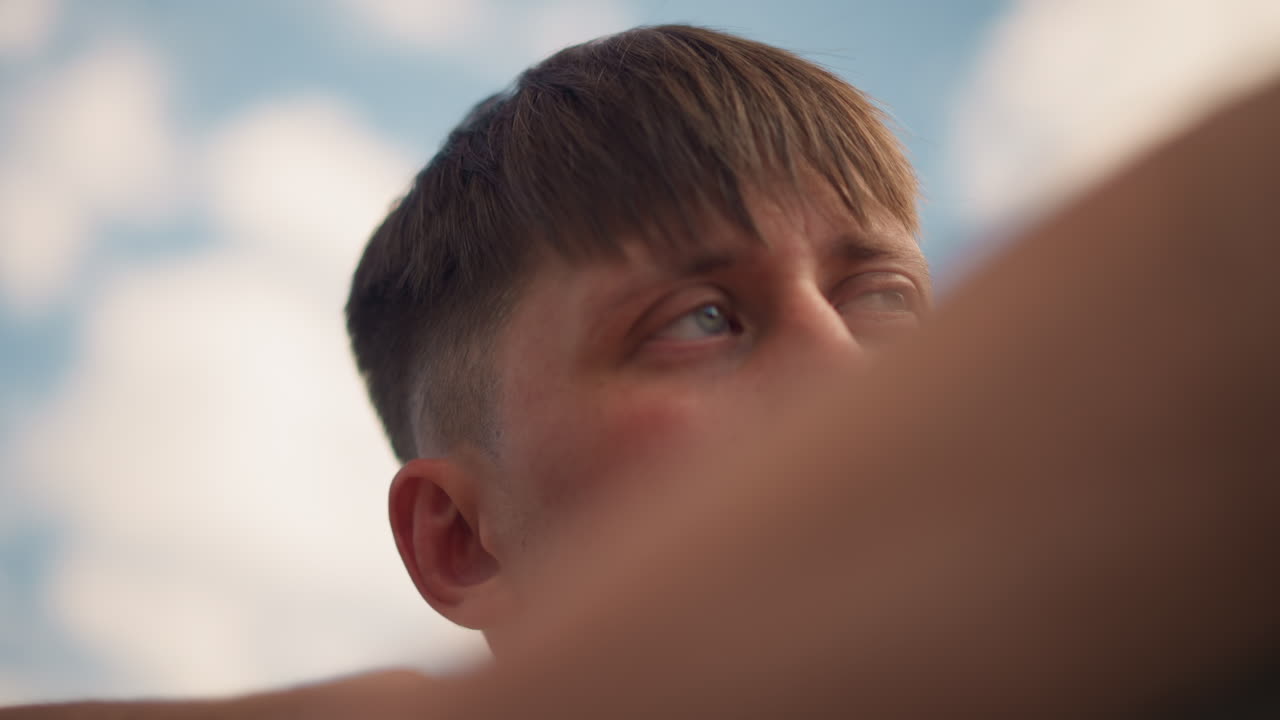 말없는 표정은 깊은 감정을 드러내고, 차분한 눈은 사색적인 내면의 감정을 분명하게 전달하며, 부드럽고 사려 깊은 눈빛은 내면의 평온함과 침묵 속에서의 사려 깊은 멈춤을 보여줘요.