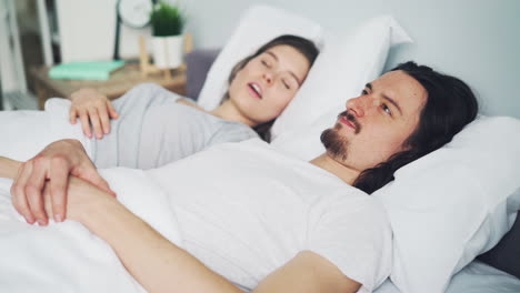 부부는 침대에서 자 고