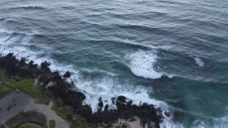 Las-Olas-Del-Océano-Rompiendo-Y-El-Agua-Azul-Hermosa-Revelan-Makapuu-Oahu-Hawaii