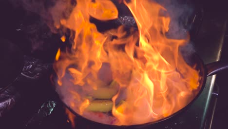 cocinar verduras deliciosas en una sartén