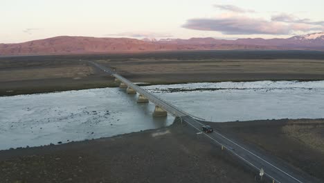 Viaje-Por-Carretera-En-Islandia-Rodeado-De-Paisajes-épicos