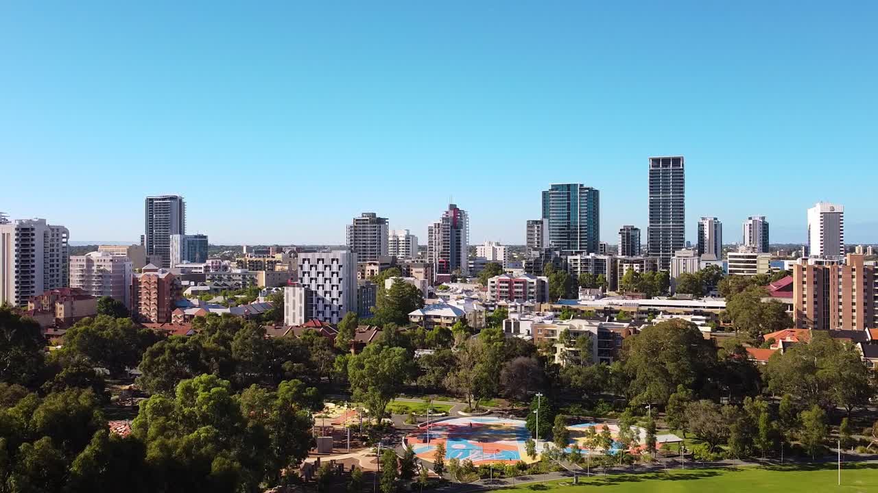 vista aérea sobre el parque y el espacio de juegos de wellington square reconstruido con edificios de apartamentos de east perth en el fondo