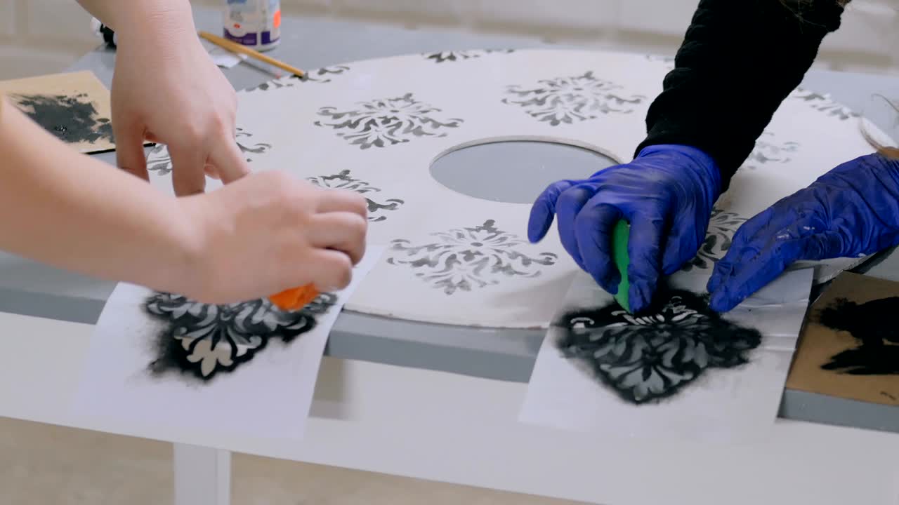 женщины-декораторы, дизайнеры, живопись, деревянные круги, декорации