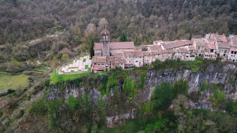 Vista-Aérea-Del-Pueblo-De-San-Felíu-De-Guixols-Encima-De-Una-Formación-Rocosa-En-Cataluña-España