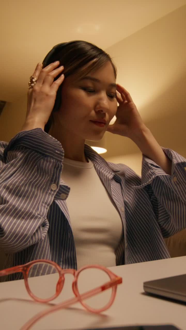 Donna che lavora da casa