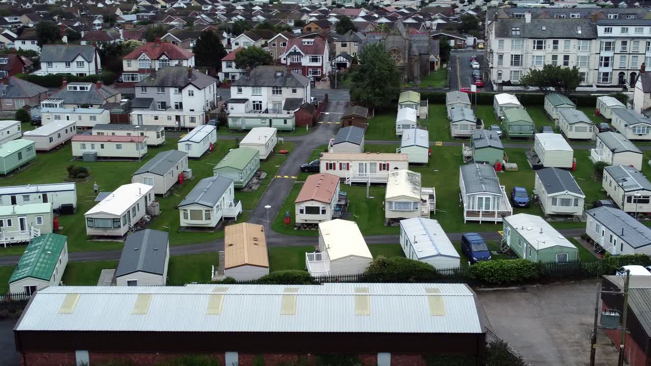 정적인 캐러밴 트레일러 해변가 스테이케이션 홀리데이 홈 캠프장 리조트 조감도 리버스 슬로우 오른쪽