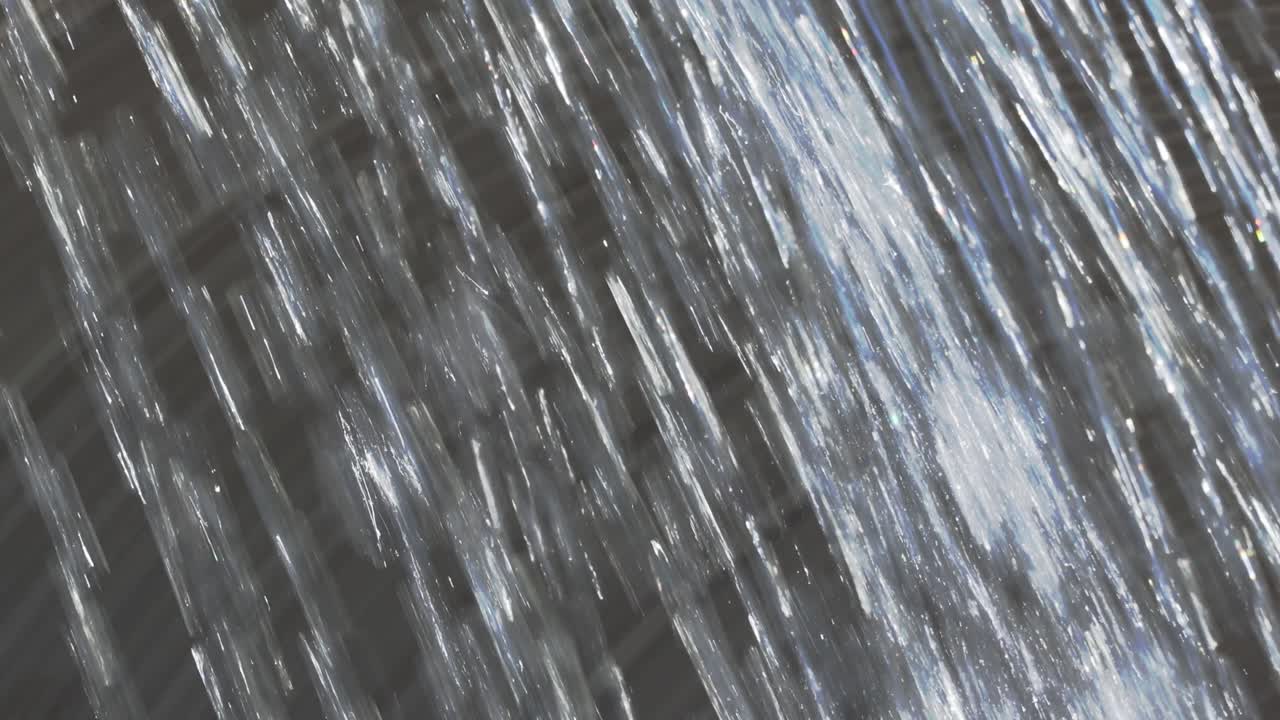 Vand, der strømmer fra et springvand