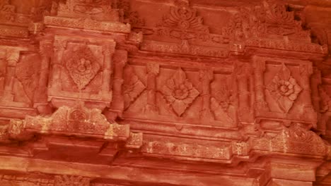 arquitectura del antiguo templo hindú desde diferentes ángulos en el día