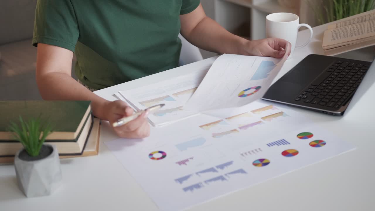 análisis de informes gráficos de ingresos mujeres manos gráficos