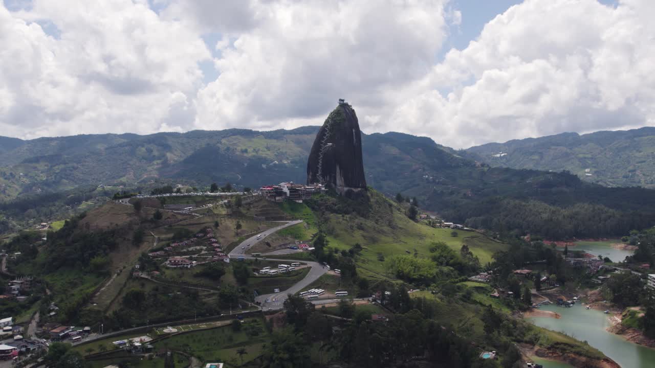 El Peñón de Guatapé na Colômbia com estradas sinuosas e arredores verdes exuberantes, vista aérea