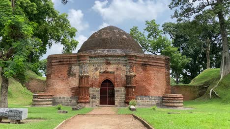 In-Gaur,-Malda,-Westbengalen,-Gibt-Es-Eine-Historische-Moschee,-Die-Als-Lotan-Masjid-Oder-Lattan-Moschee-Bekannt-Ist,-Und-Einen-Arbeiter,-Der-Einen-Grünen-Sack-Auf-Dem-Kopf-Trägt