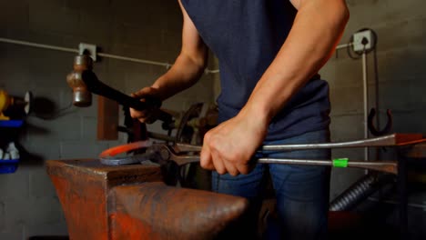 Weibliche-Metallschmiedin-Formt-Hufeisen-In-Der-Fabrik-4k