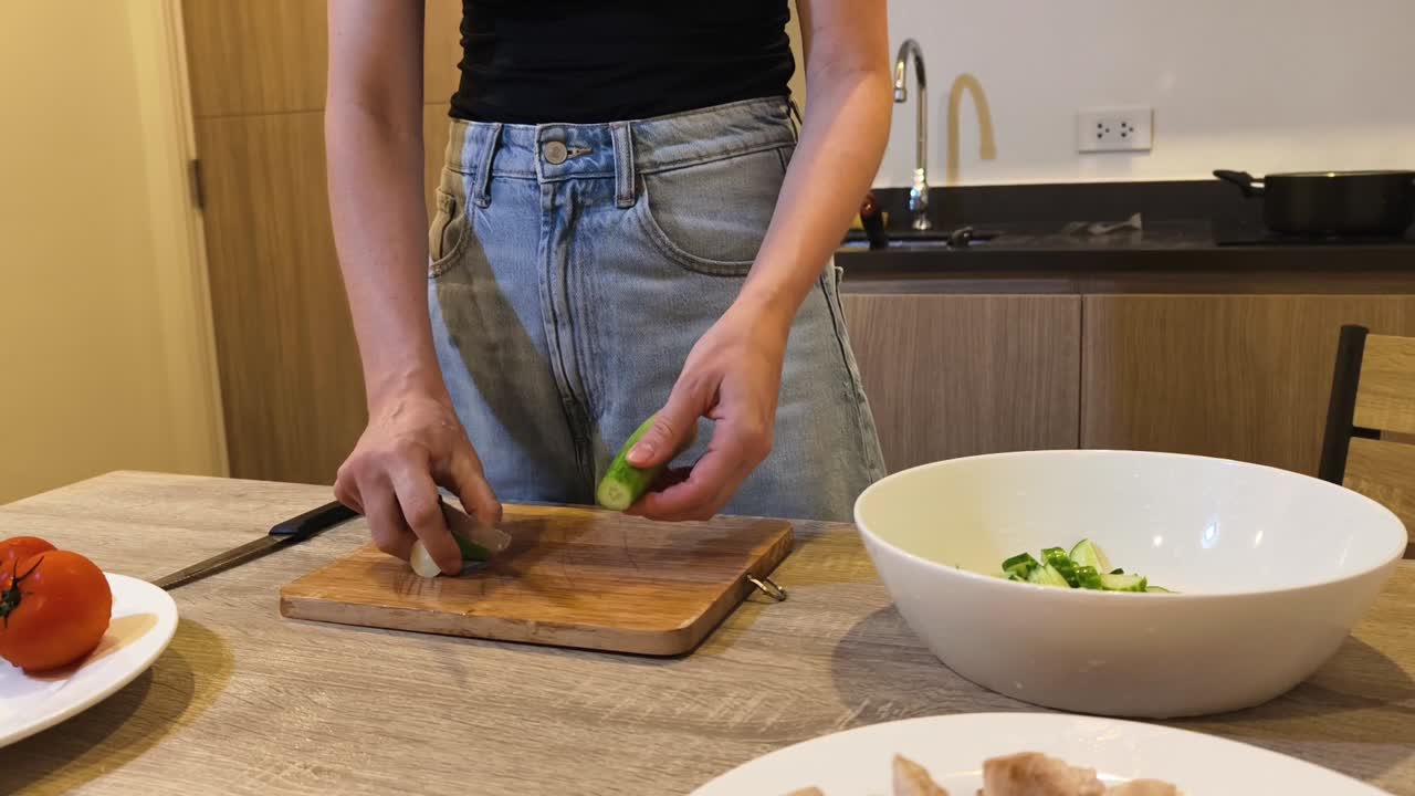 mujer preparando una ensalada en la cocina