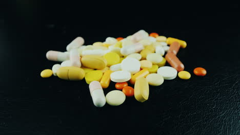 las manos mueven un montón de pastillas y cápsulas