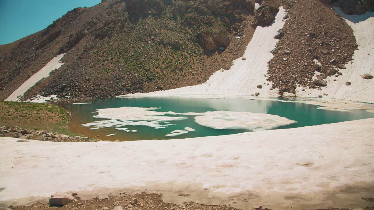 горное озеро арашан на высоте 2700 метров над уровнем моря в узбекистане 21 из 50