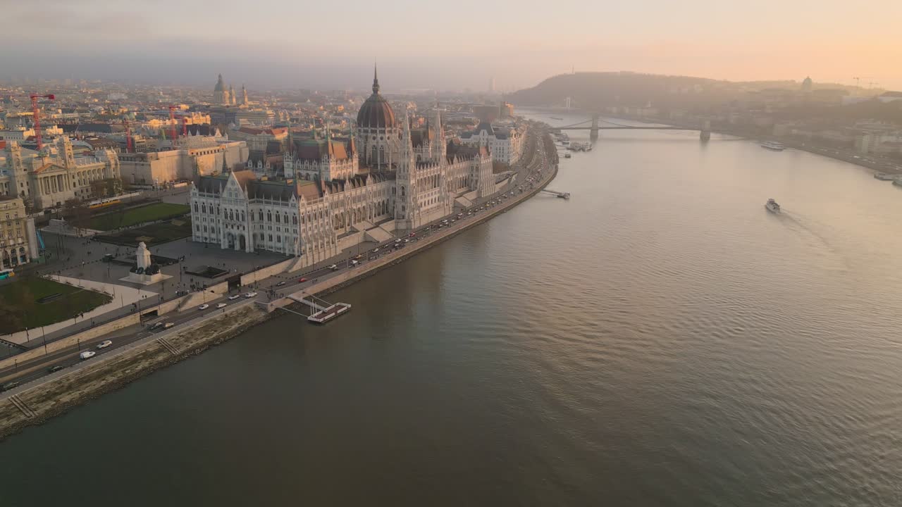 Spettacolari riprese con drone che panoramicano orizzontalmente allontanandosi dal Palazzo del Parlamento Ungherese a Budapest.