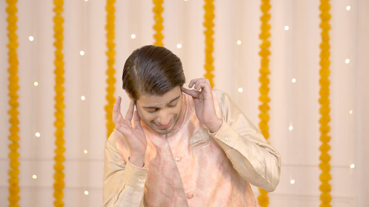 hombre indio esperando que los petardos estallen en diwali