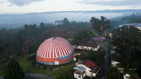 órbita-Media-Alrededor-De-La-Carpa-Del-Circo-De-Benposta-Mientras-Las-Nubes-Se-Asientan-En-La-Ladera-De-La-Montaña