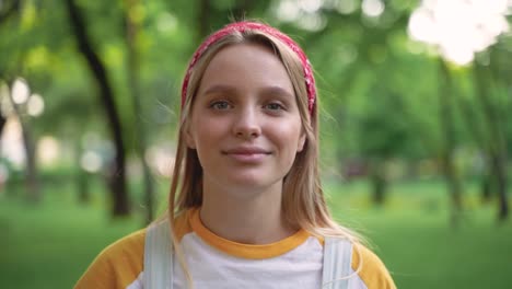 retrato de una bella joven poniéndose auriculares, disfrutando de la música y bailando al aire libre