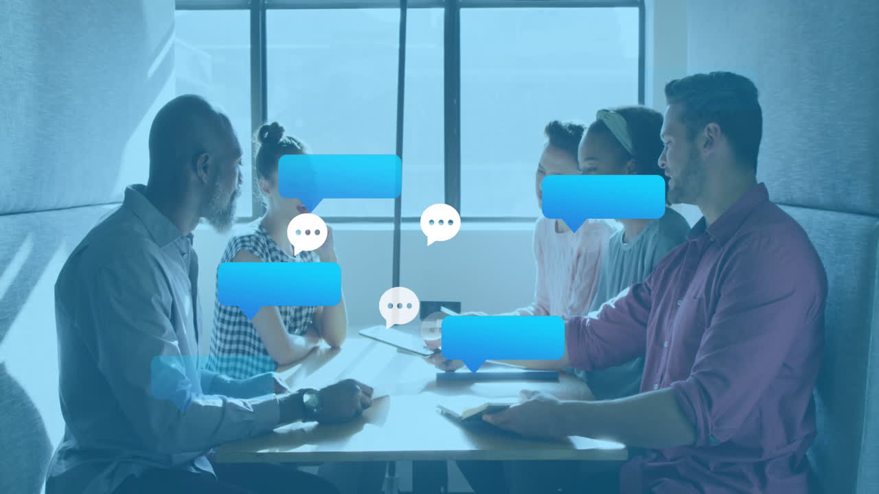 헤드 ⁇ 을 착용한 다양한 사무실 직원들에 대한 연결 네트워크의 애니메이션