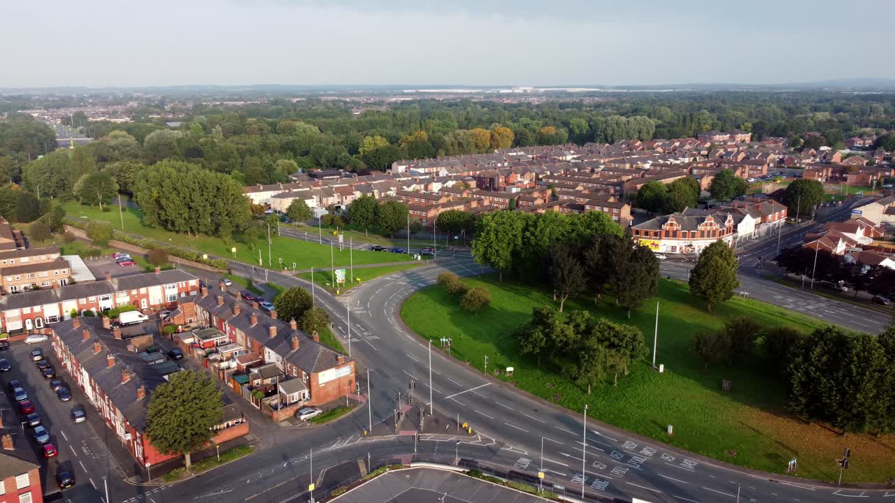 vista aérea de las afueras del centro de la ciudad de warrington sobre carreteras suburbanas industriales y casas panorámicas a la derecha