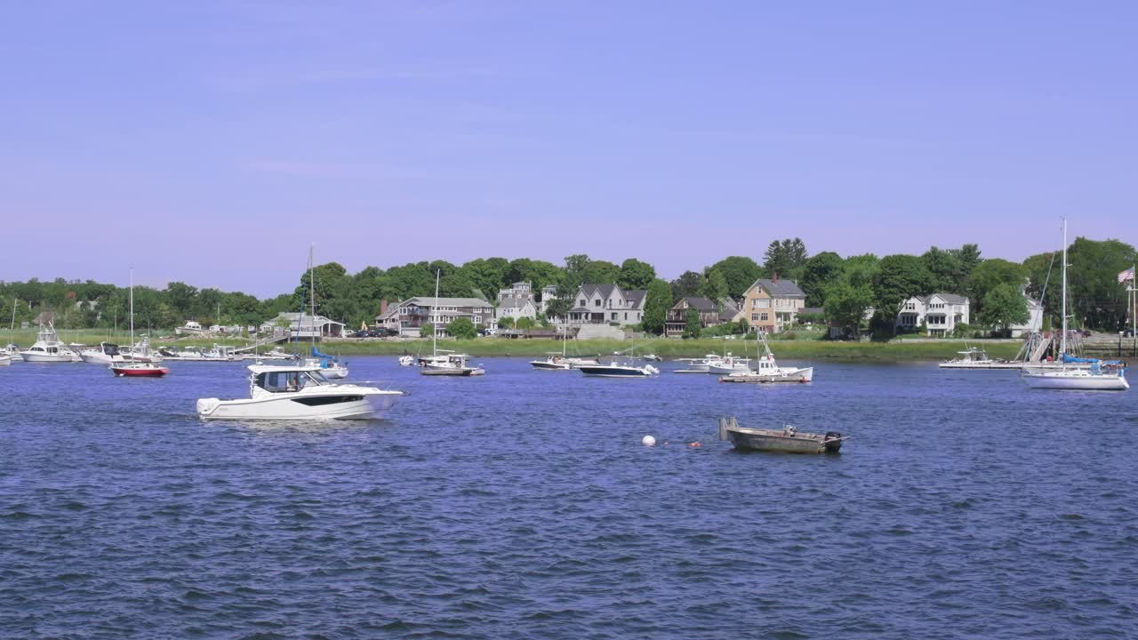 뉴버리포트 하버 마리나-2에 정박하고 유휴 상태인 보트