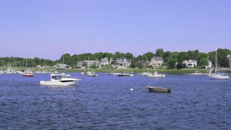 Boats-moored-and-idling--in-Newburyport-harbor-marina-2