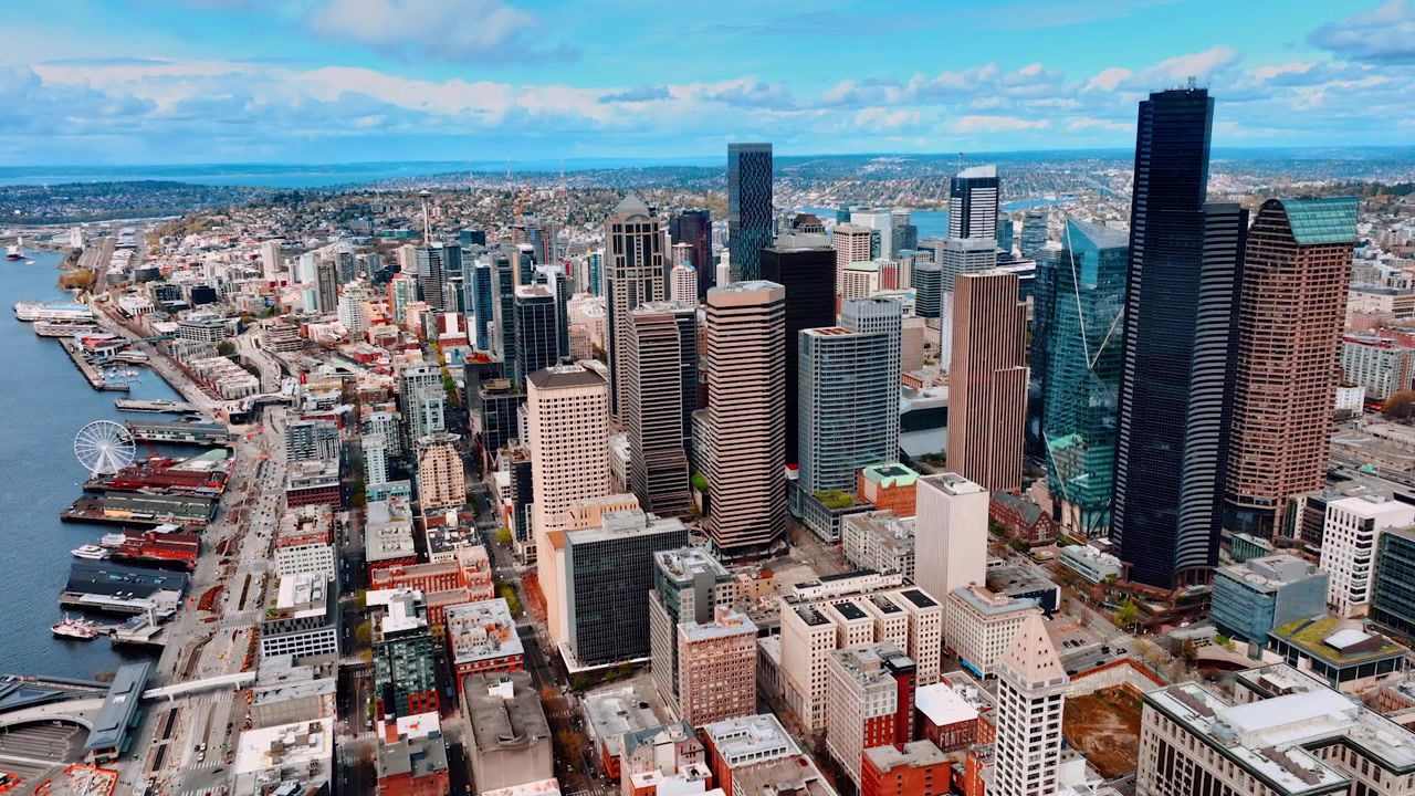 Pilvenpiirtäjäryhmä Seattlen, Washingtonin, USA:n keskustassa. Ilmakuva laajasta kaupunkimaisemasta päiväsaikaan.