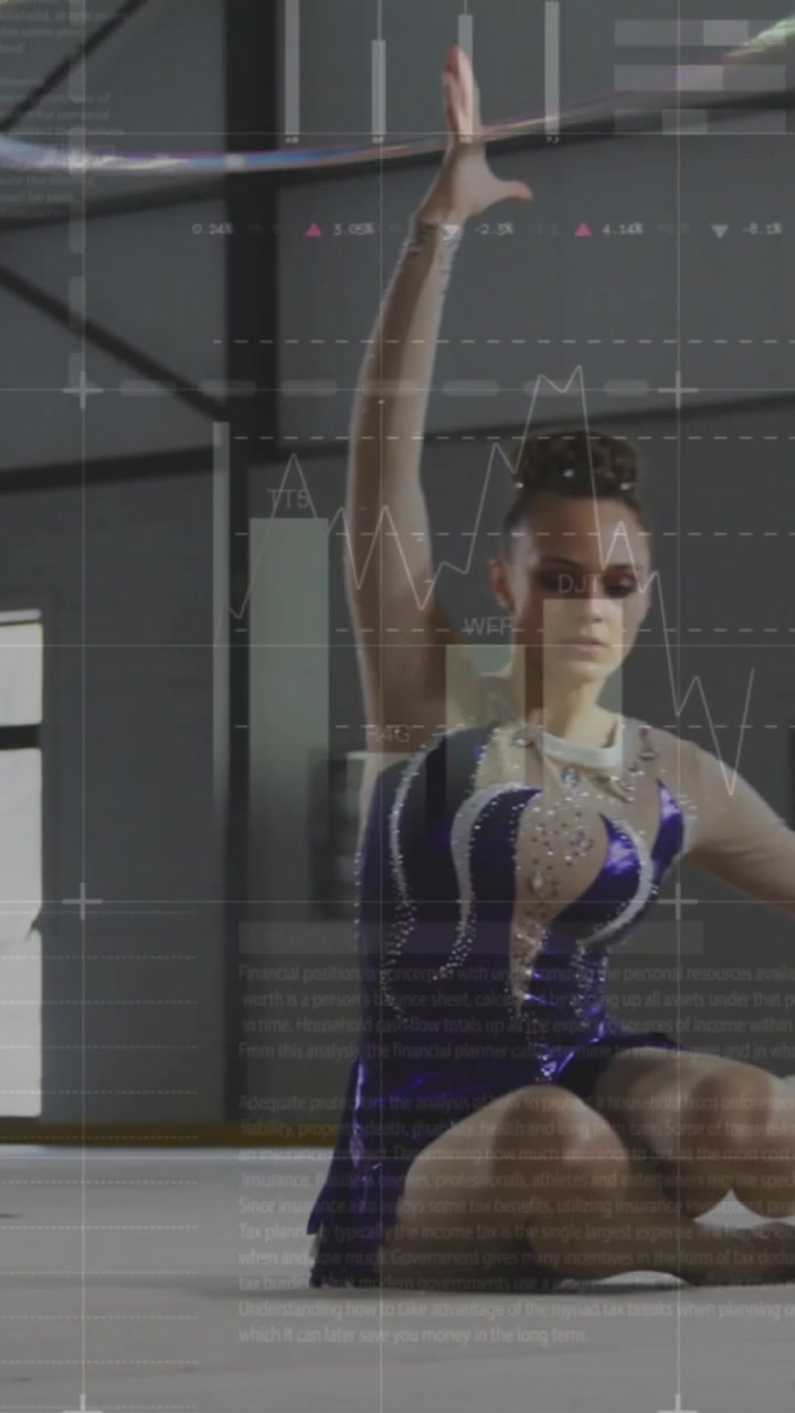 Vertikal video: Kvindelig gymnast går og starter rutine, snurrende bøjle med diagrammer overlejret