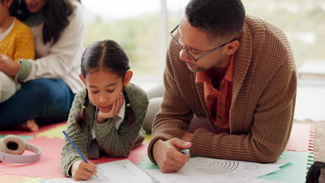 niña, papá y tarea en el suelo