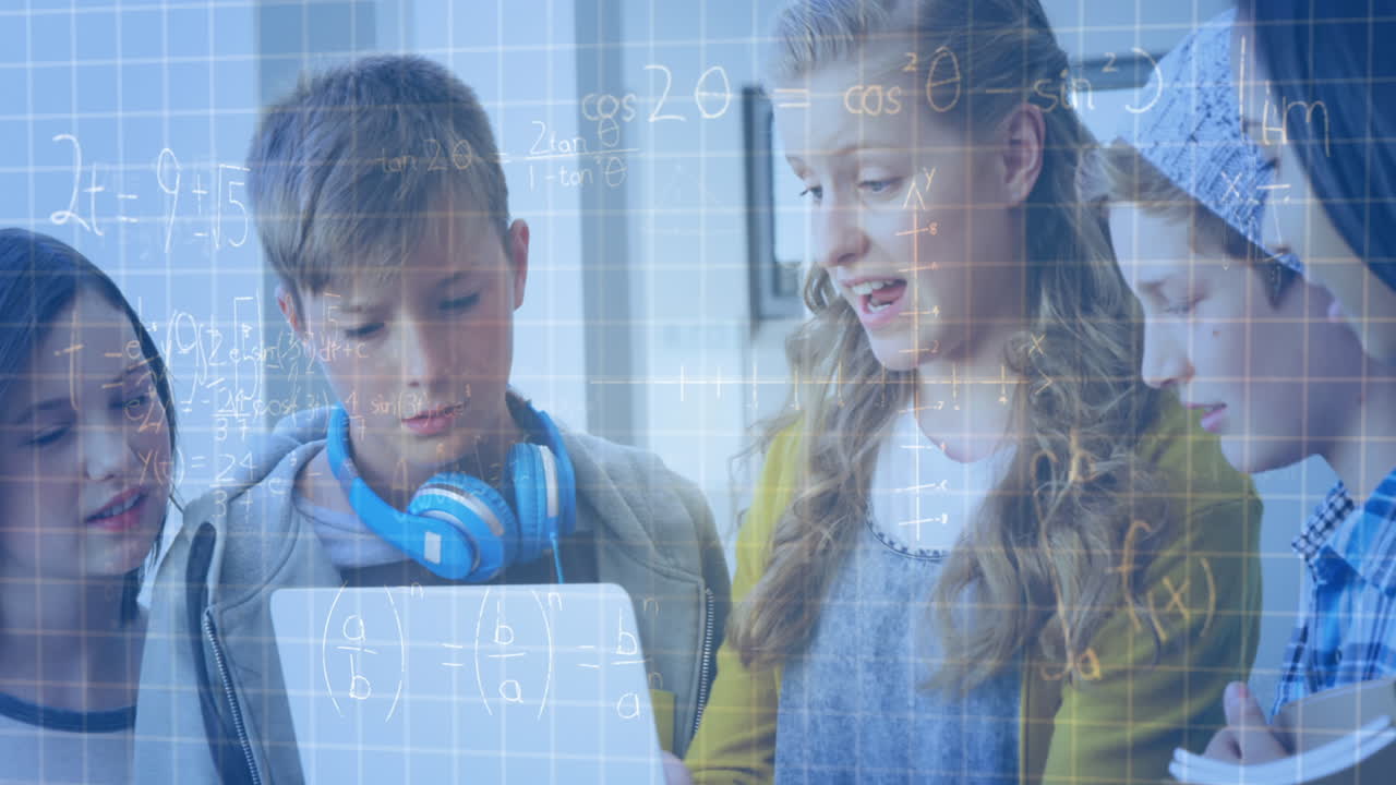 수학 방정식의 애니메이션 학교 아이들이 교실에서 노트북을 사용합니다.