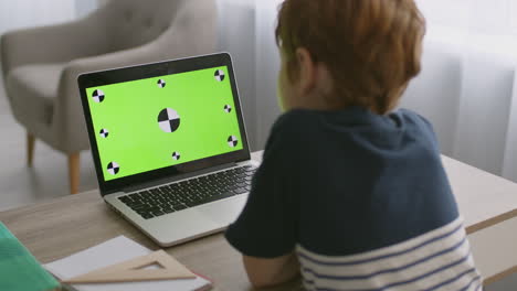 child using laptop for online learning