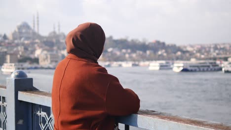 una mujer con hijab mirando a estambul.