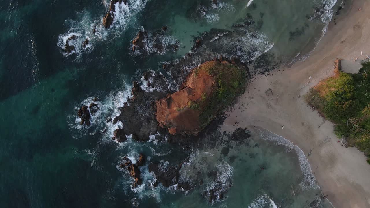 Riprese aeree fisse di una bellissima spiaggia rocciosa in Costa Rica
