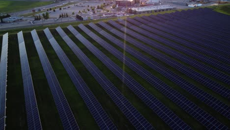 Drohnenaufnahmen-Des-Industriesektors-Mit-Sonnenkollektoren-Im-Fokus