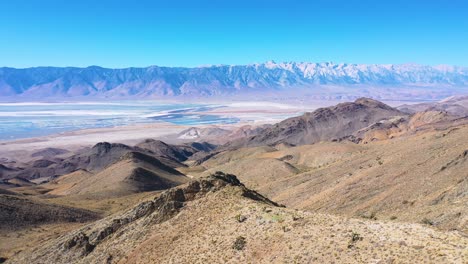 antena de la vasta región del valle de owens revela las sierras orientales de california y mt whitney en la distancia 1