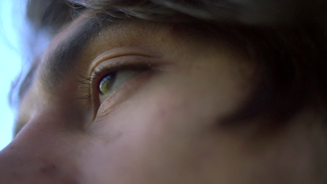 남자의 눈을 가까이