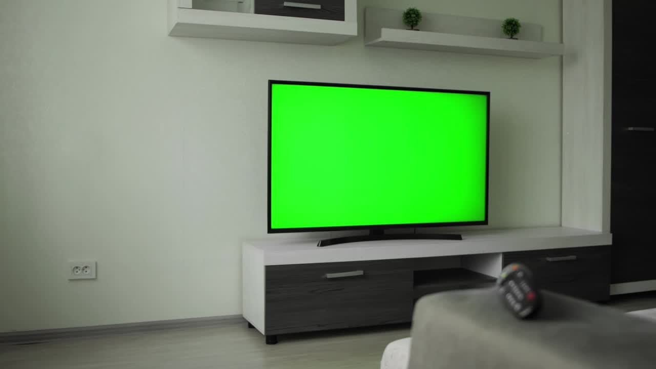 lcd tv 55 인치 그린 스크린 크로마키 빈 현대 인테리어 아파트에서 슬라이더 트럭  - 스트리밍 방송 - 리모컨은 소파 소파에 있습니다 - 아무도, 거실에 아무도 - 가구