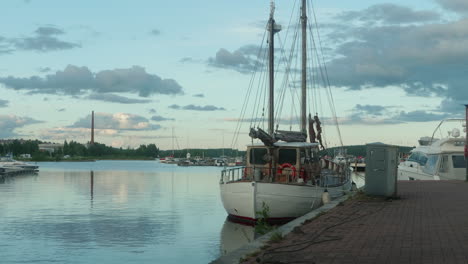 Dos-Maestros-En-El-Puerto-De-Kuopio,-Finlandia,-Velero-En-Un-Hermoso-Ambiente-De-Puesta-De-Sol-En-El-Puerto-Final,-Escandinavia