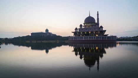 4k amanecer en la mezquita de putra, en putrajaya.